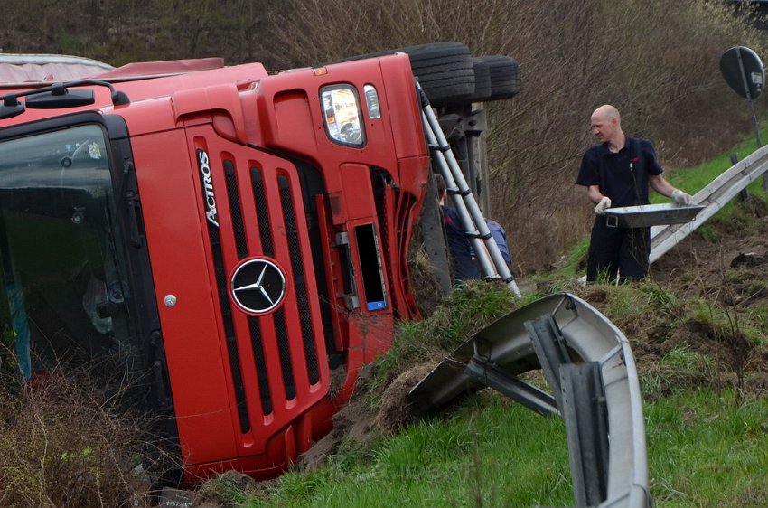 Bierlaster umgestuerzt A 3 Rich Frankfurt Hoehe AS Lohmar P017.JPG